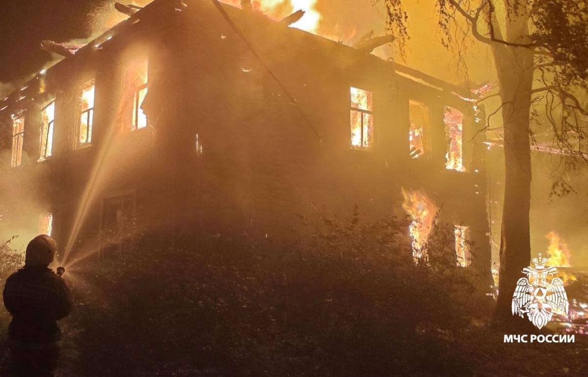 Ночью Весьегонске сгорела двухэтажная «заброшка»