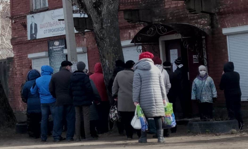 В Вышнем Волочке за масками стоят в очередях