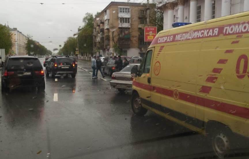 В Твери на проспекте Ленина столкнулись Daewoo и Renault