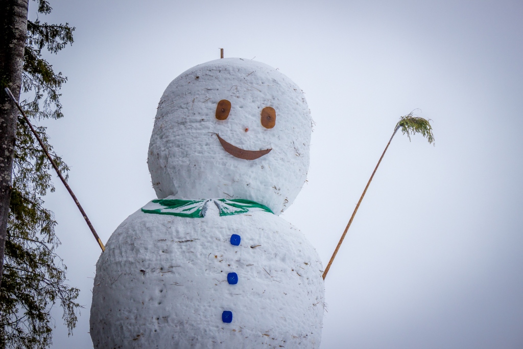 Жители Твери строят в Шерегеше гигантского снеговика 