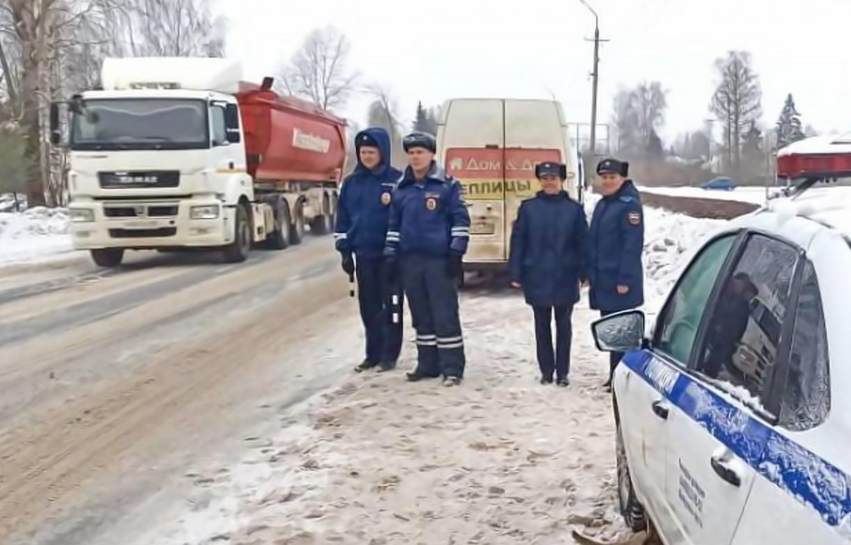 В Торжке восемь автолюбителей оплатили штрафы за нарушение ПДД после рейда ГИБДД и судебных приставов - новости Афанасий