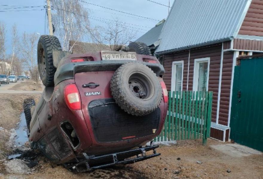 Водитель Chevrolet Niva доставлен в больницу после ДТП на улице Можайского в Твери