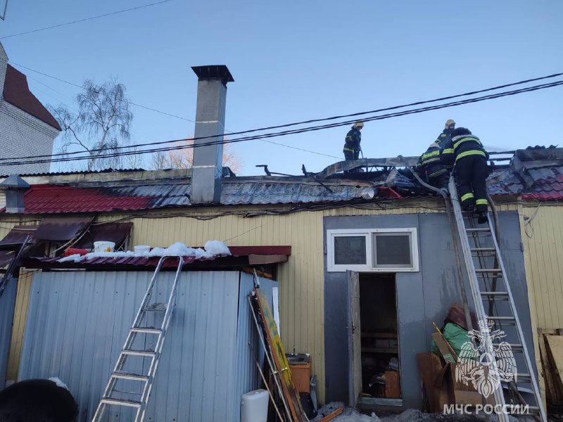 В Твери загорелась крыша кафе 