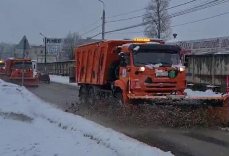 Улицы Твери расчищают от снега