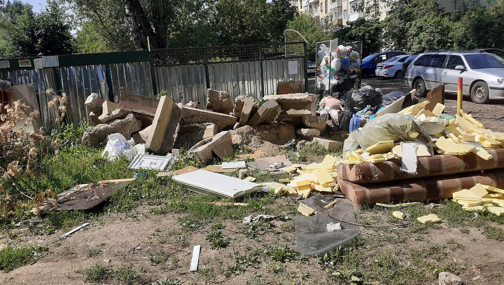 Свалку во дворе в Твери убрали через три часа после визита проверяющих 22  июля 2021