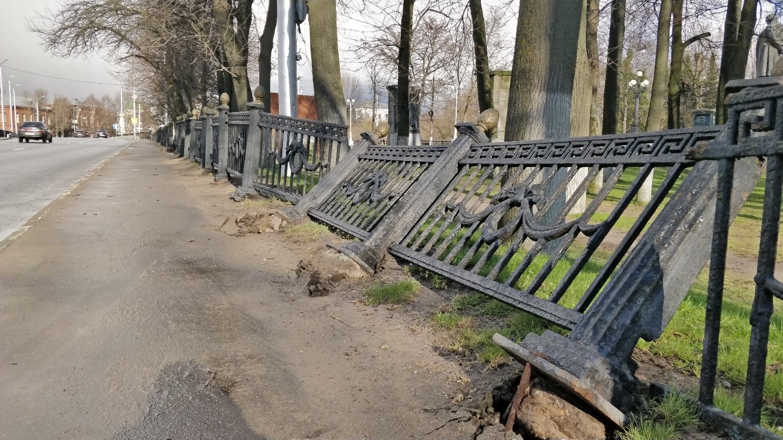 В Твери неизвестные сломали ограждение у парка Крылова | 20.04.2020 | Тверь  - БезФормата