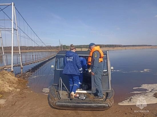 В Тверской области спасли 84-летнего рыбака, лодка которого перевернулась