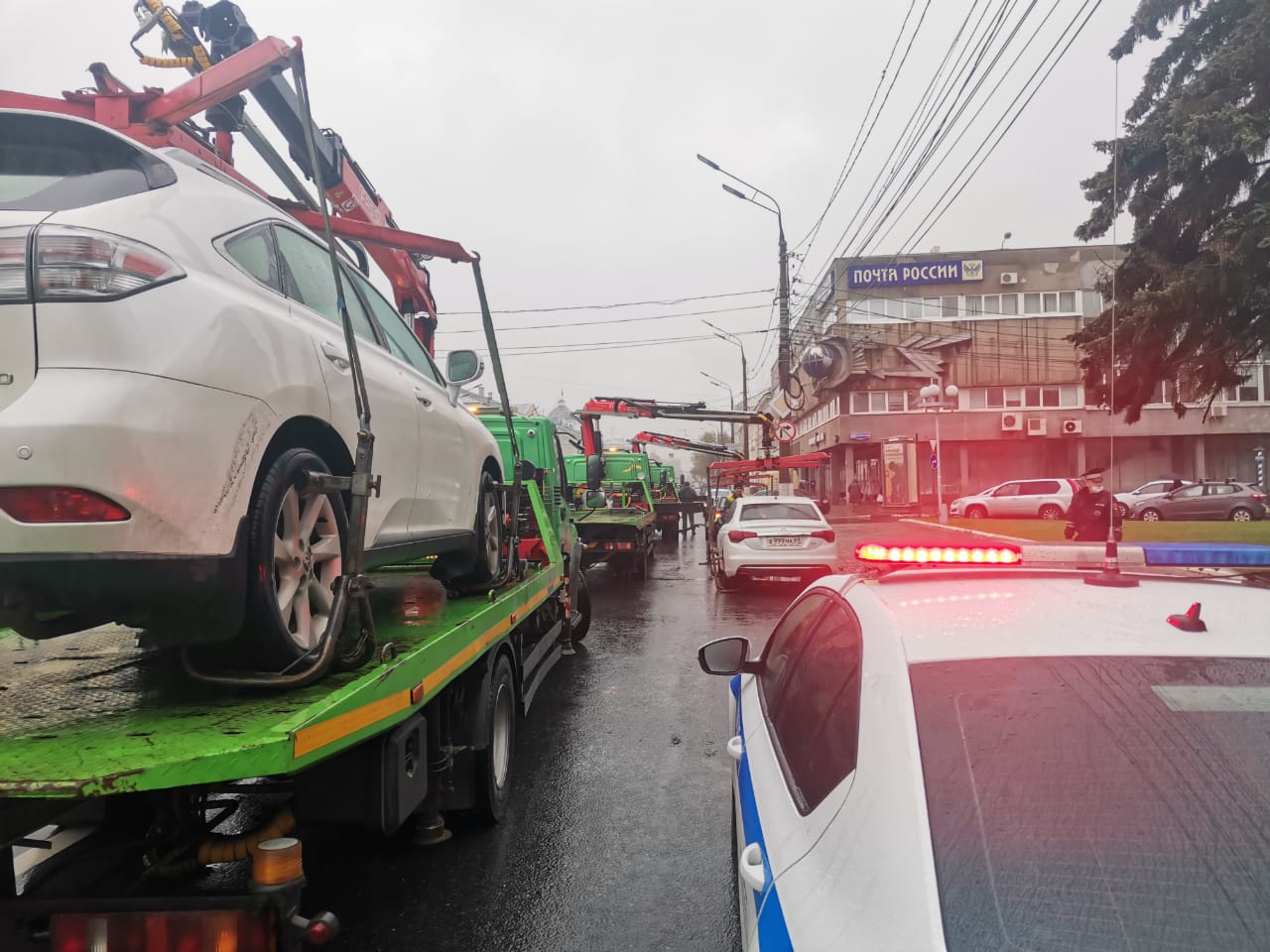 На улицы Твери за неправильно припаркованными автомобилями массово выехали  эвакуаторы 24 сентября 2021