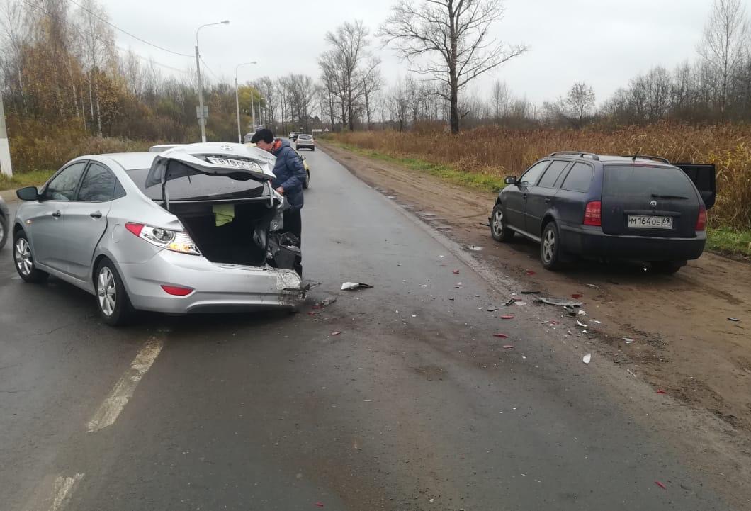 Два автомобиля столкнулись в Твери, есть пострадавшая