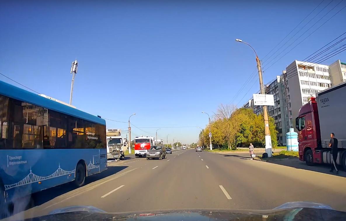 В Твери водитель грузовика из-за солнца врезался в автобус