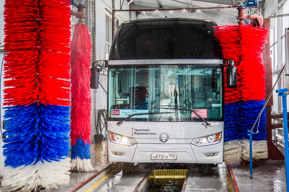 В Твери городские автобусы отмывают к лету, а кондиционеры в них тестируют