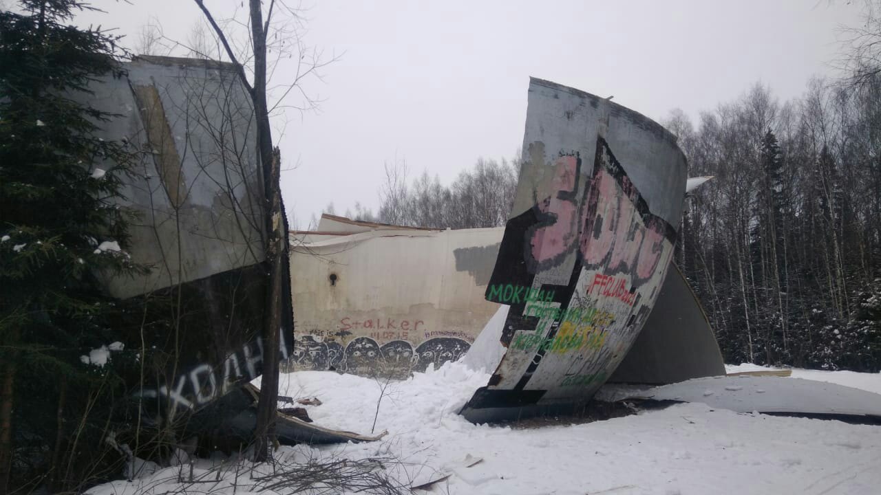 Конец истории: в Тверской области разрушился знаменитый шар в лесу