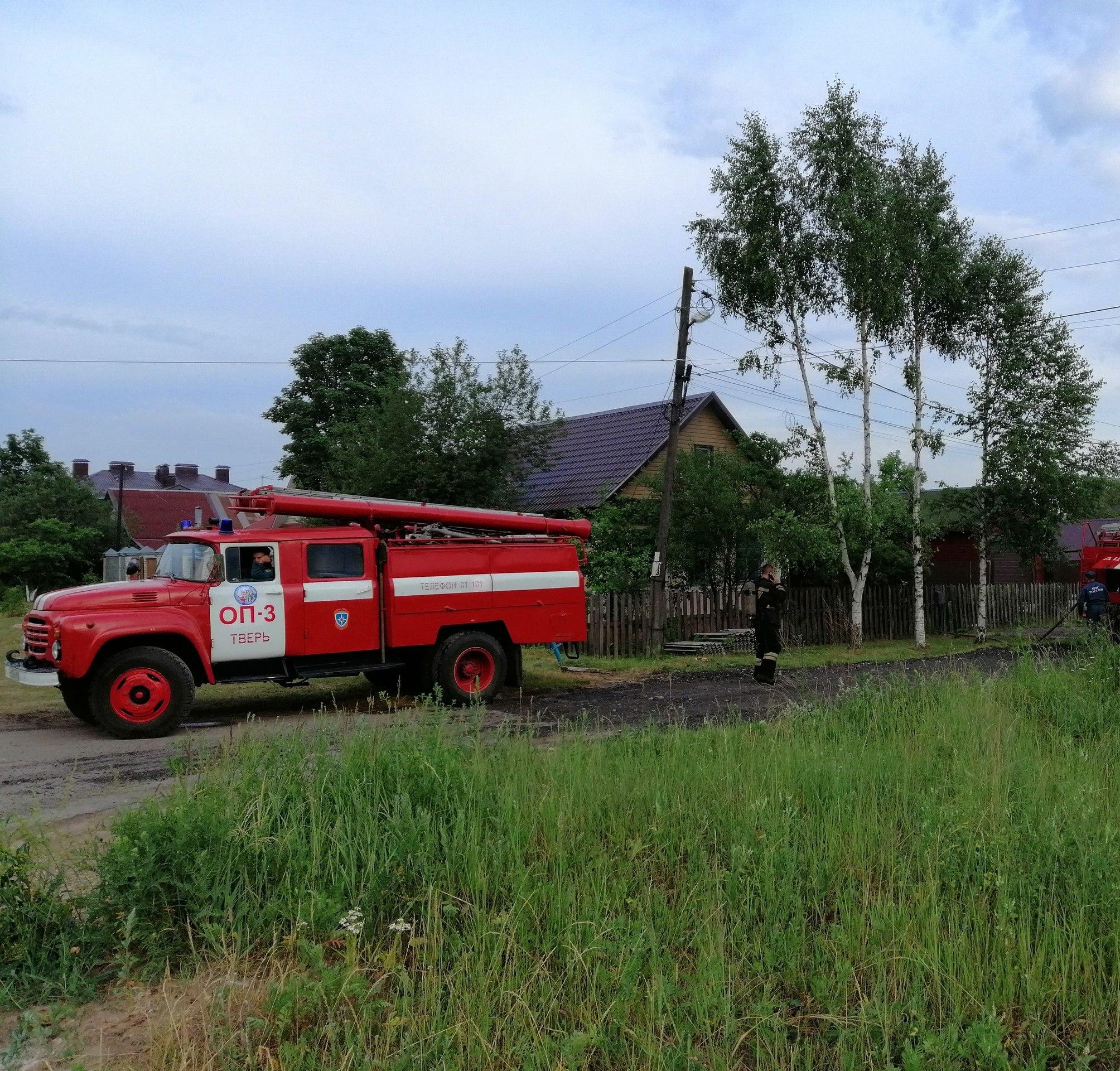 В Твери из горящего дома вывели пожилую женщину 21 июня 2019