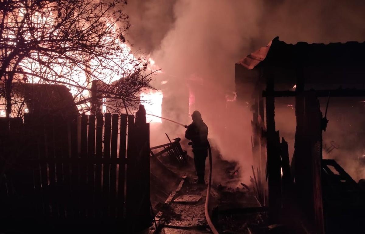В Нелидово после пожара в бесхозном строении обнаружили тело человека