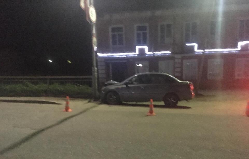 Очередное «пьяное» ДТП в Тверской области: при столкновении со столбом пострадали два человека