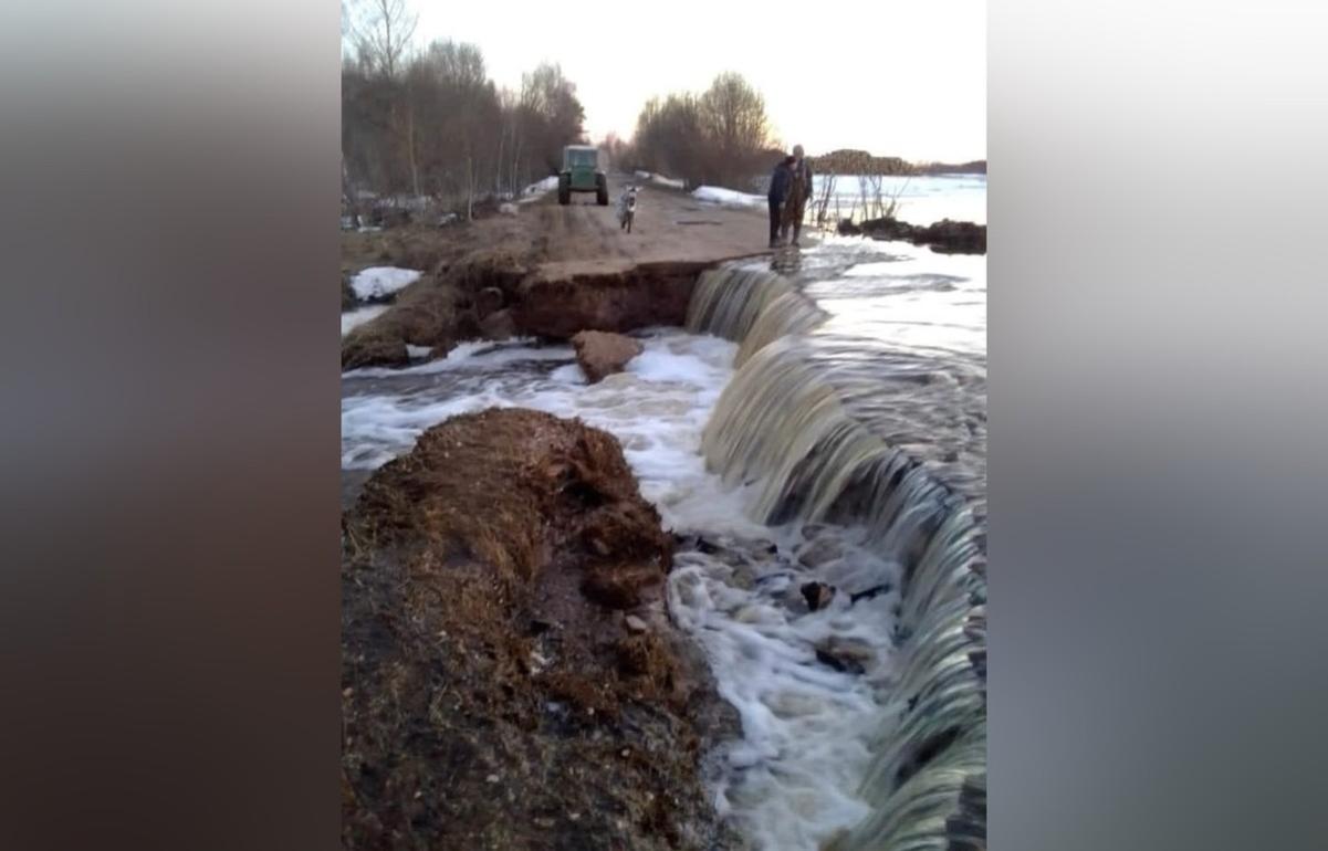 В Тверской области талые воды разрушают дороги к населенным пунктам 12  апреля 2022