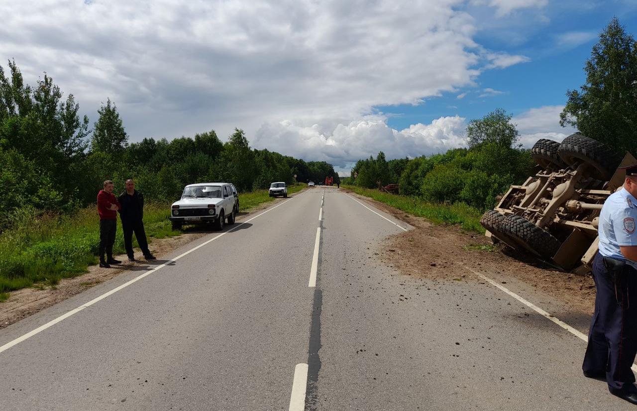 В Тверской области на дороге Андреаполь — Пено — Хитино опрокинулся КАМАЗ с  прицепом 20 июля 2022