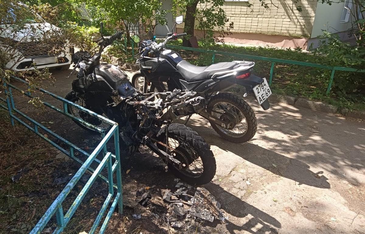 В Твери неизвестные подожгли мотоциклы и машину - новости Афанасий