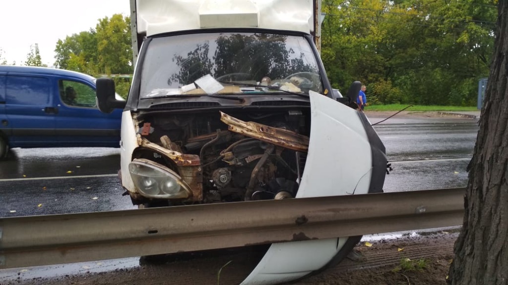 В Твери ГАЗель протаранила дорожное ограждение после столкновения с Mitsubishi