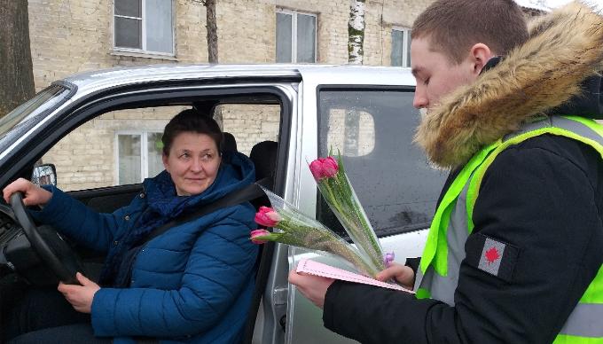 В Тверской области подростки подарили женщинам за рулем цветы и попросили соблюдать ПДД 
