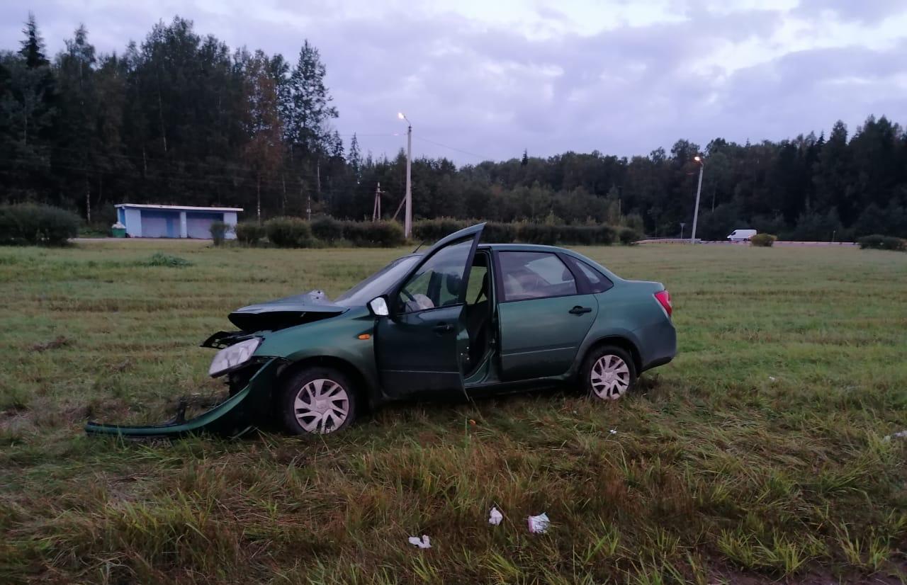 В Тверской области автомобиль врезался в столб, пострадал пассажир