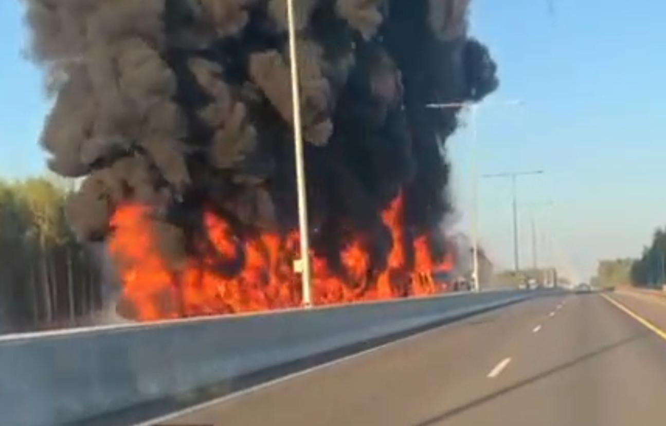 В Тверской области на М11 пылает бензовоз