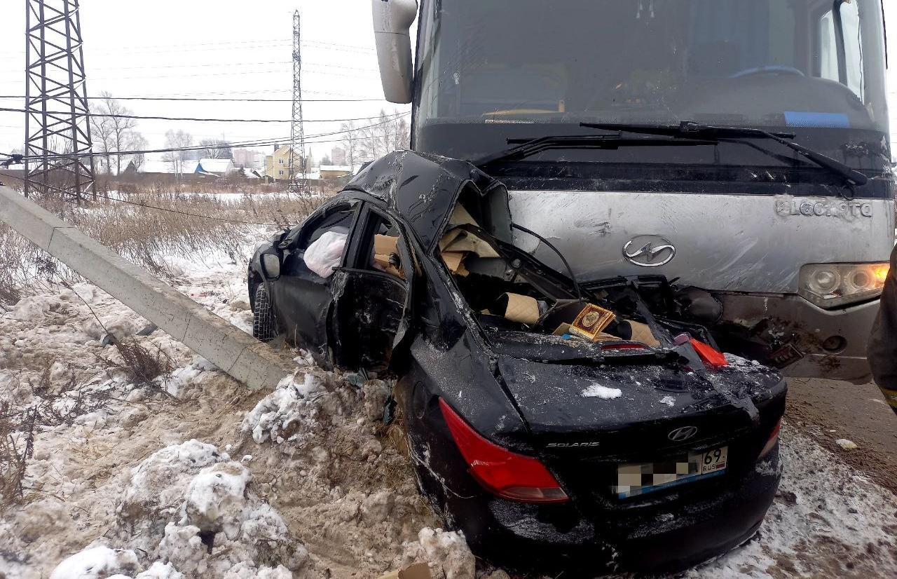 В Твери на Дорошихе легковушка заехала под автобус — водитель погиб |  10.12.2022 | Тверь - БезФормата