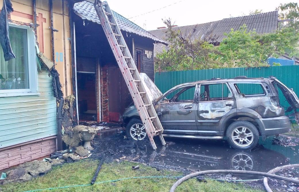 В Бежецке сгорели крыша дома, пристройка и припаркованный автомобиль