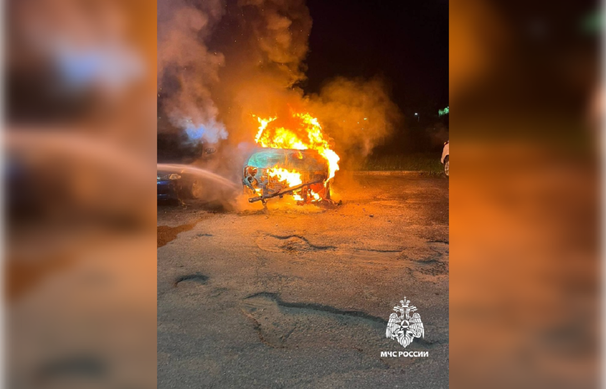 Ночью в Твери горел автомобиль Mitsubishi Pajero