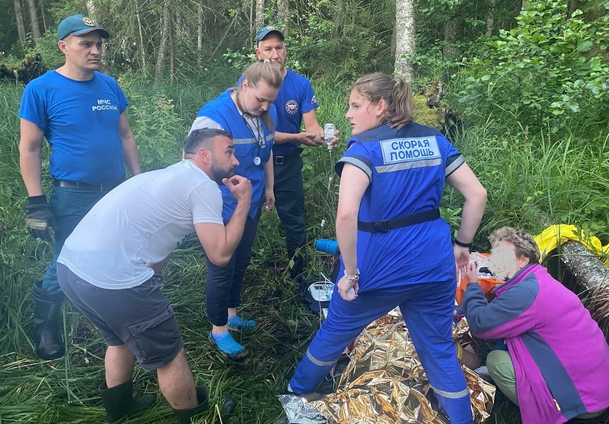 Волонтеры и пилоты-добровольцы на вертолете разыскали в лесу двух женщин, одной из которых стало плохо 
