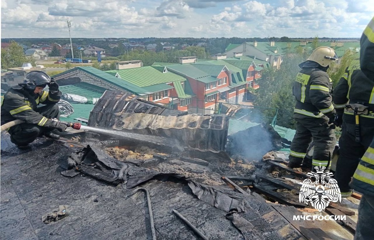 В Твери горела крыша многоквартирного дома