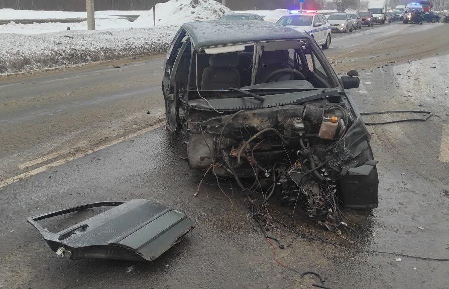 ДТП в Твери на улице Красина: ВАЗ разорвало, а у Audi Q7 сработали все подушки безопасности