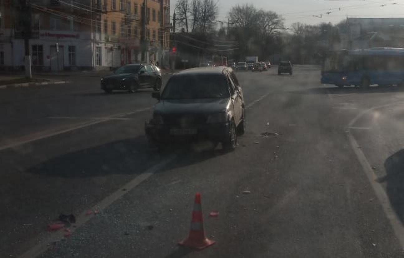 В Твери на проспекте Калинина при столкновении трех автомобилей один опрокинулся на бок