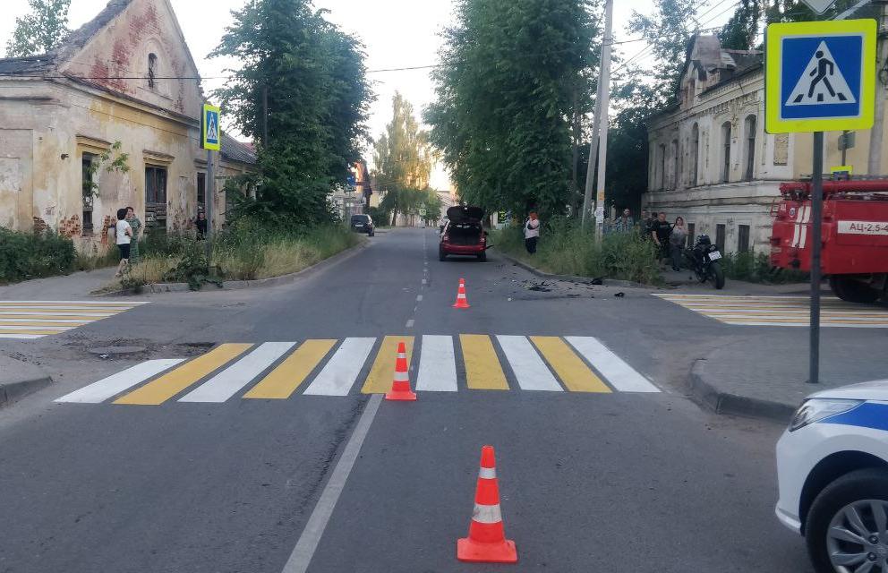Автомобилист не уступил мотоциклисту в Торжке: двое пострадали  - новости Афанасий