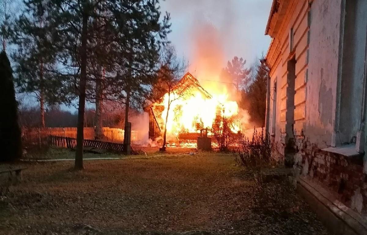 В деревне под Лихославлем сгорел дом священника