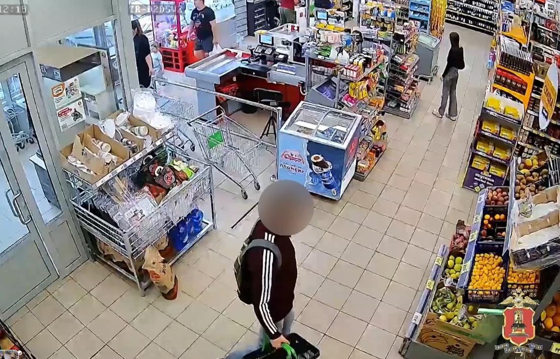 В Твери по записям с камер наблюдения нашли укравшего 6 кг сыра мужчину