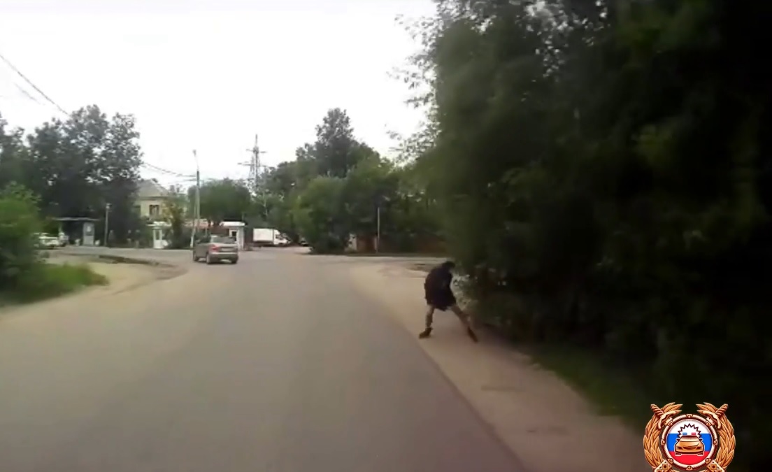 Видео падения пешехода из кустов под автобус в Твери опубликовали в сети