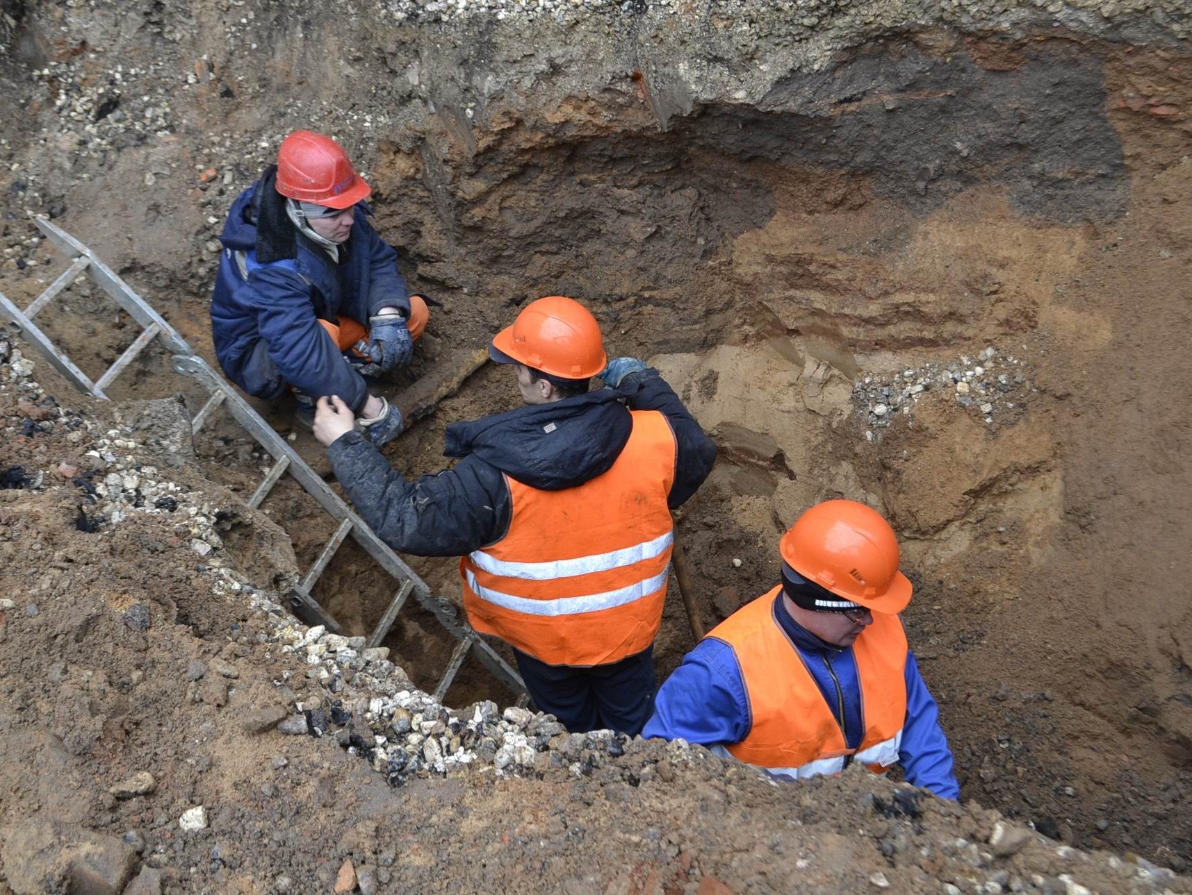 Специалисты "Тверь Водоканала" ремонтируют коллектор на проспекте Победы