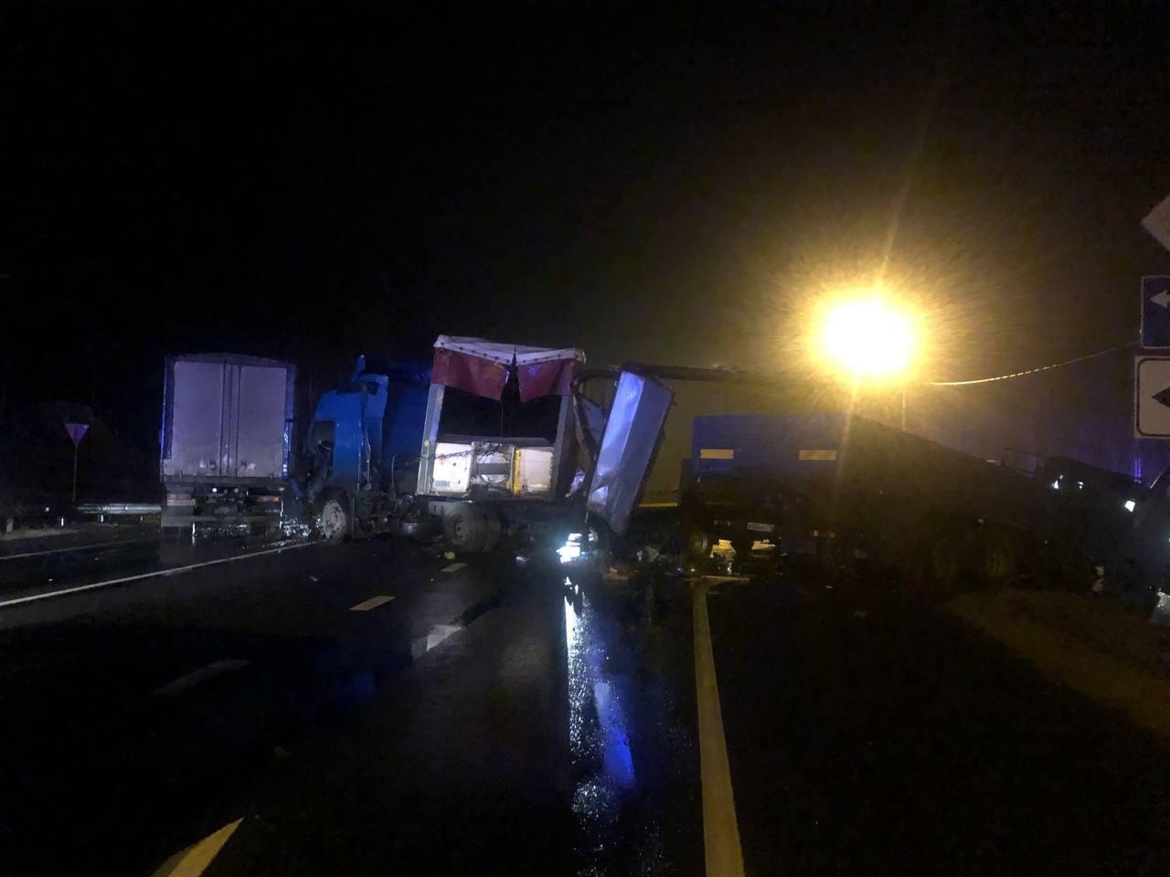 В ГИБДД рассказали подробности массовой аварии с четырьмя грузовиками на М10 под Вышним Волочком - новости Афанасий