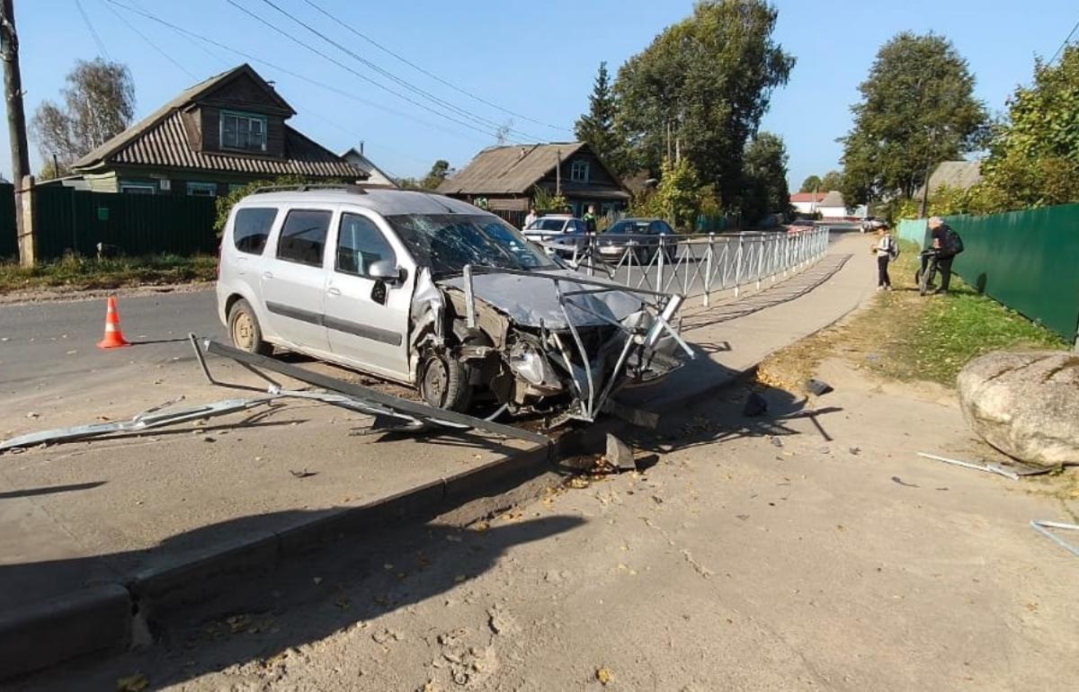 В Кувшиново пьяный водитель врезался в ограждение и сбил двоих детей: видео