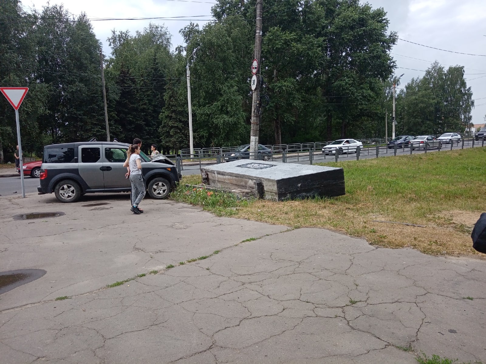 В Твери автомобиль после ДТП снес стелу у Горбатого моста | 10.07.2022 |  Тверь - БезФормата