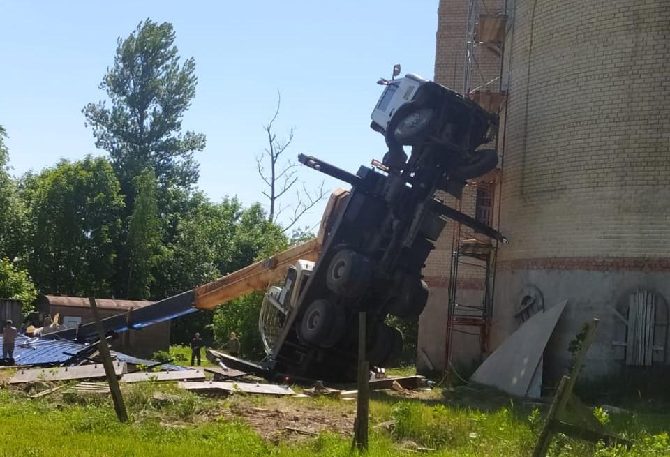 В Тверской области на строительстве храма рухнул автокран с куполом