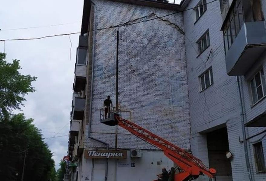 В Твери закрасили граффити с портретом Солженицына