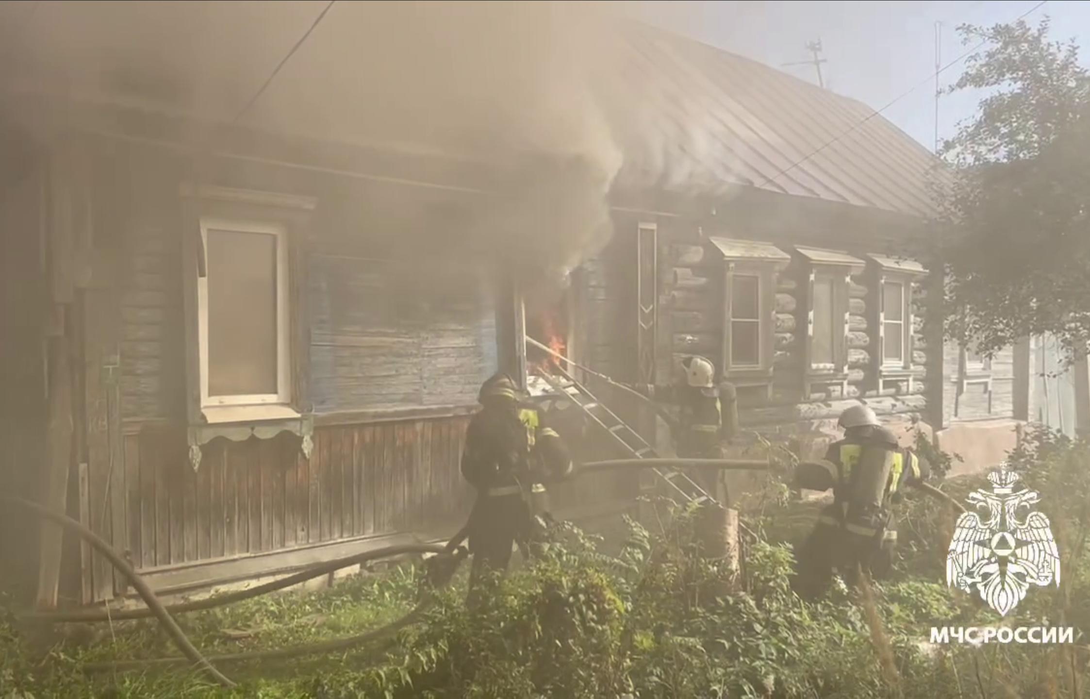 В Твери пожарные тушат жилой дом: видео