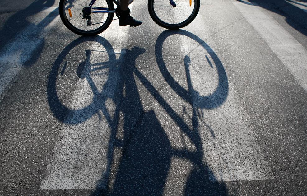 В Тверской области 15-летняя девочка на велосипеде попала под машину