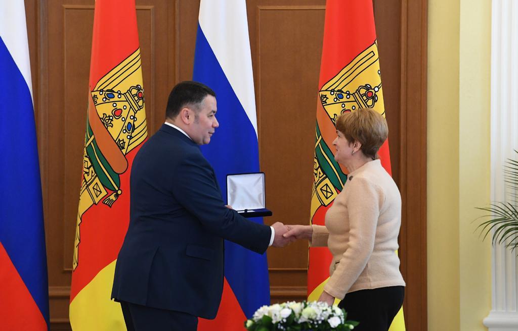 В профессиональный праздник губернатор Игорь Руденя наградил сотрудников скорой медицинской помощи Верхневолжья