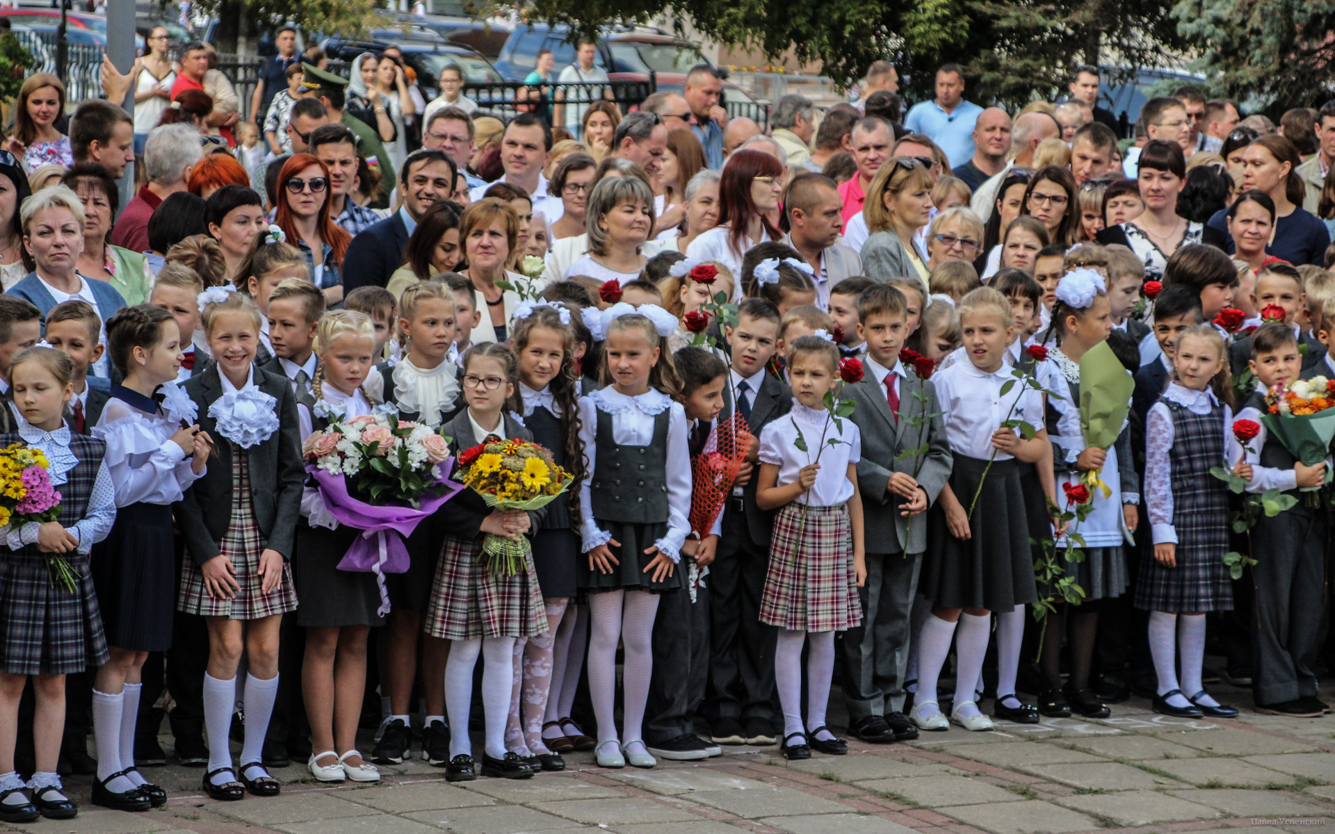 Когда в школах пройдет 1 сентября. Линейка в школе. Школьная линейка 1 сентября. 1 Сентября линейка в школе. Дети на линейке 1 сентября.