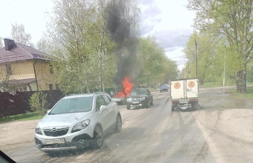 В Твери прямо на дороге сгорела машина