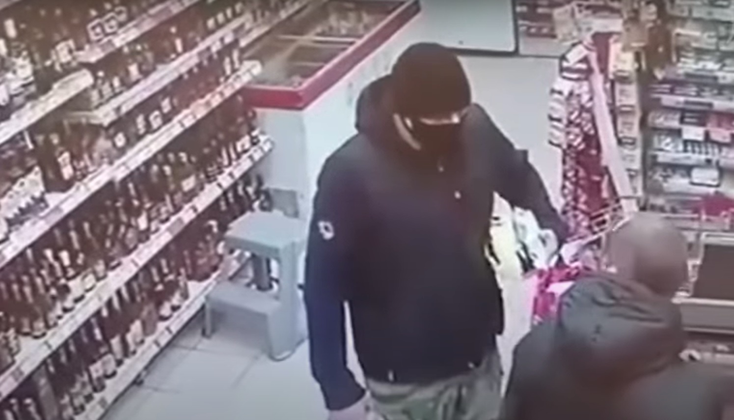 В Тверской области двое мужчин устроили драку из-за маски в магазине