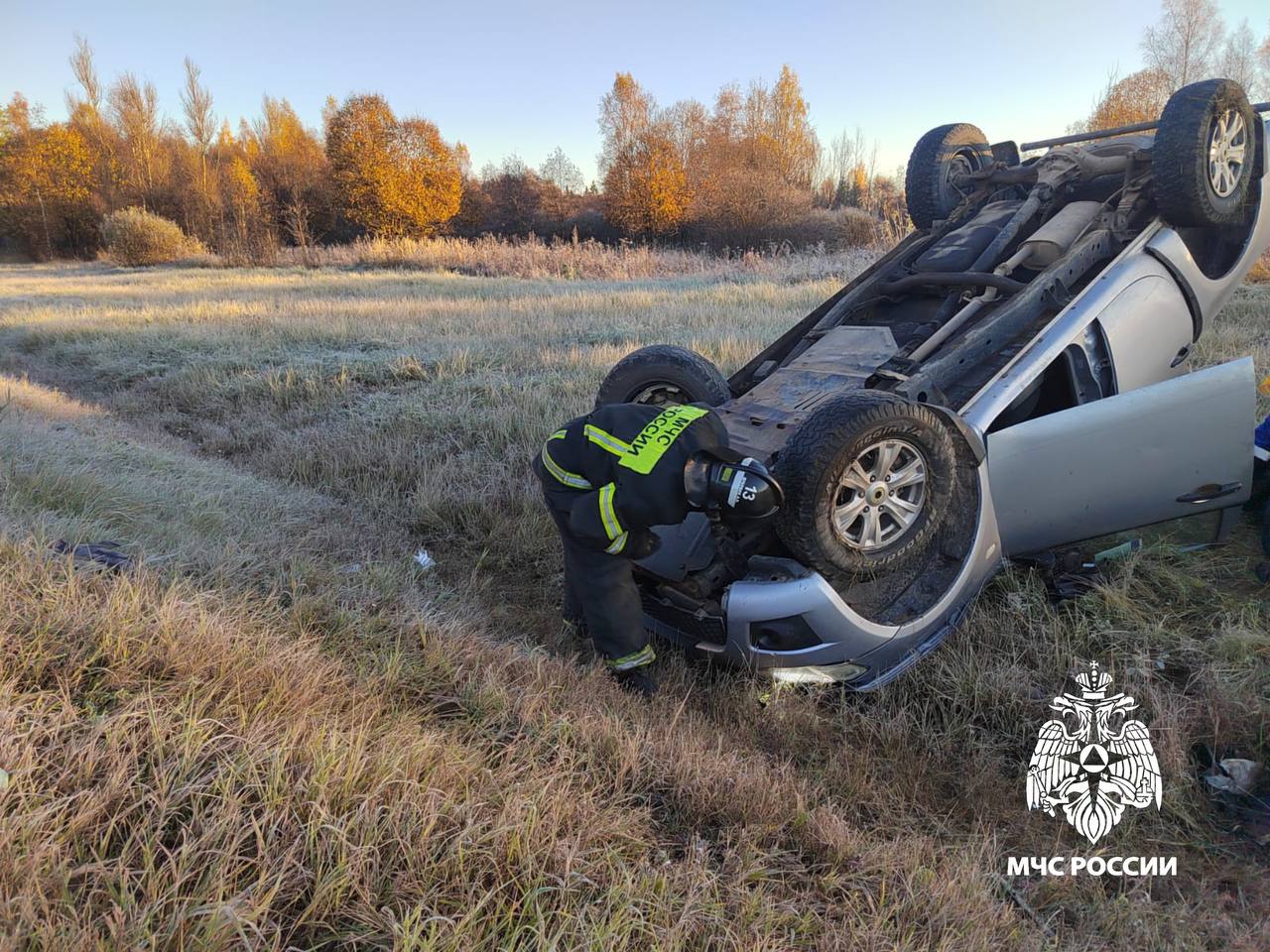 На трассе М10 в Тверской области опрокинулся автомобиль 